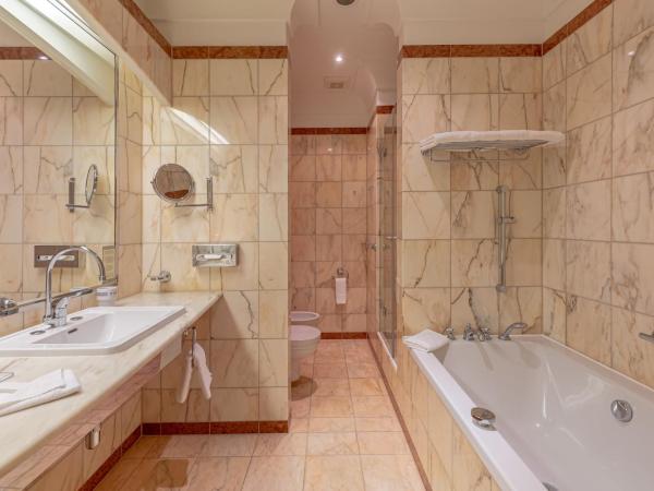 Grandhotel Pupp : photo 5 de la chambre côté rivière - suite supérieure avec accès bien-Être - vue sur devant