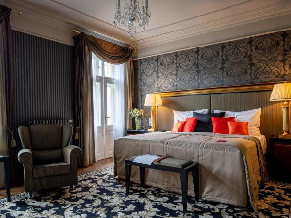 Grandhotel Pupp : photo 1 de la chambre côté rivière - suite premier avec accès bien-Être - vue sur devant