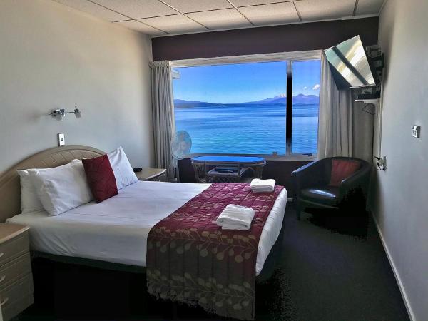 Tui Oaks Motel : photo 7 de la chambre chambre lit queen-size - vue sur lac