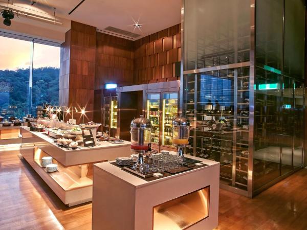 Grand Walkerhill Seoul : photo 1 de la chambre chambre double club avec avantages salon - vue sur montagne