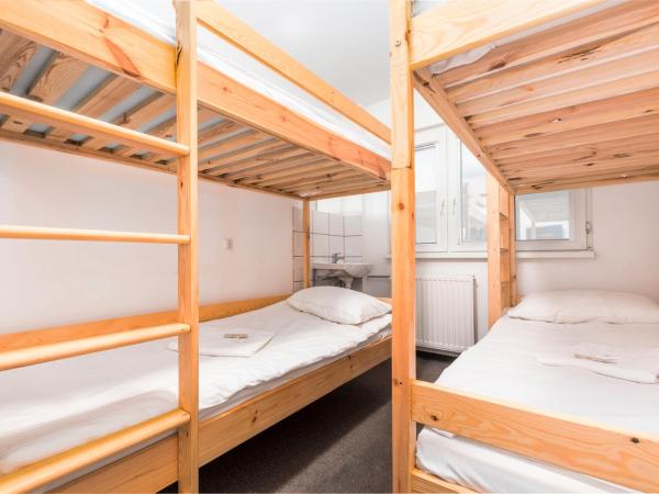 Luxhostel24 Warsaw : photo 3 de la chambre chambre quadruple avec salle de bains commune
