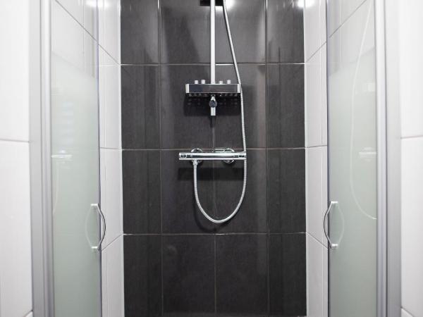 B&B Hotel Lichtstad : photo 5 de la chambre chambre double ou lits jumeaux avec salle de bains privative