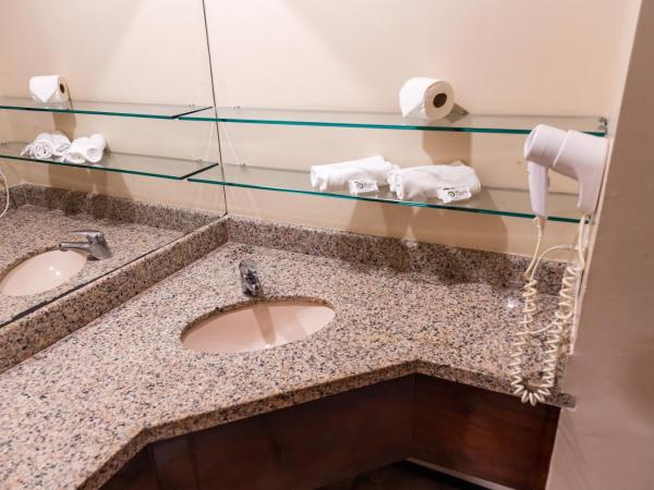 Plaza Praia Suítes : photo 9 de la chambre chambre quadruple de luxe