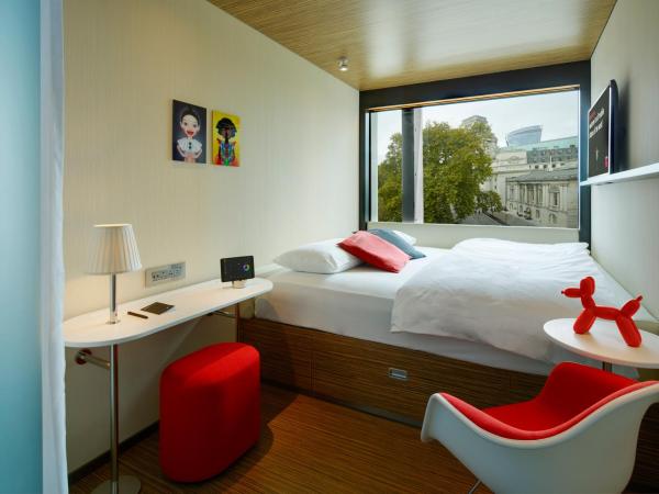 citizenM Tower of London : photo 3 de la chambre chambre lit king-size - vue sur tour de londres