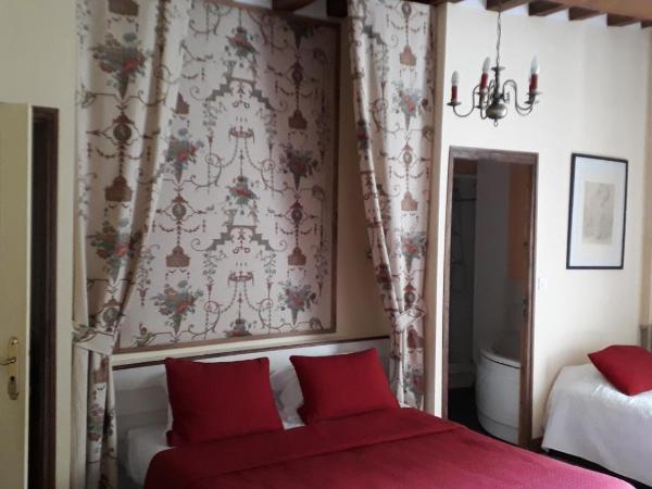 Manoir de Rouessé : photo 3 de la chambre chambre quadruple avec salle de bains privative