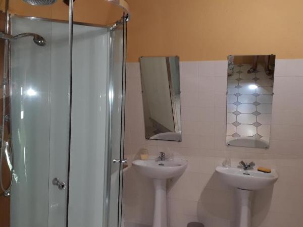 Manoir de Rouessé : photo 7 de la chambre chambre quadruple avec salle de bains privative