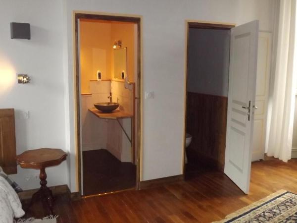 Manoir de Rouessé : photo 1 de la chambre chambre triple avec salle de bains privative