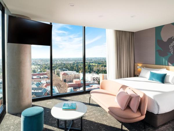 Crowne Plaza Adelaide, an IHG Hotel : photo 5 de la chambre suite junior lit king-size - vue sur ville