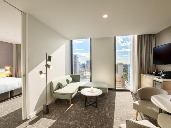 Crowne Plaza Adelaide, an IHG Hotel : photo 4 de la chambre suite 1 chambre - vue sur ville