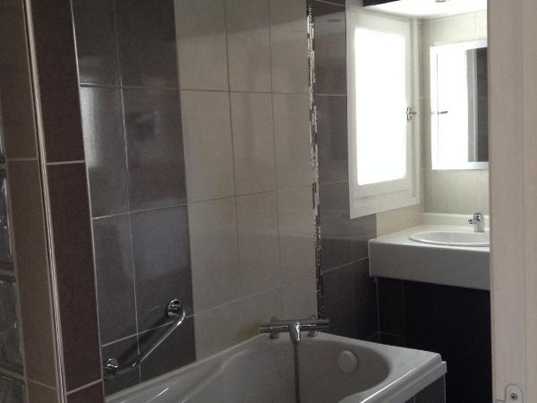 Hôtel Du Stade : photo 8 de la chambre chambre double Économique (1 à 2 personnes)