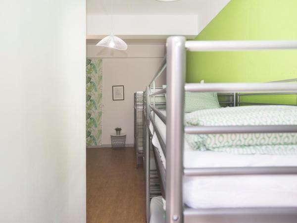 Travel & Live Porto Hostel : photo 4 de la chambre lit simple dans dortoir à 6 lits