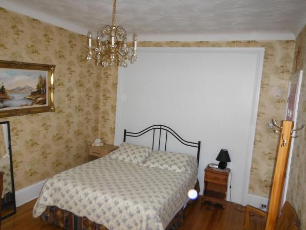 Auberge des Arts Bed and Breakfast : photo 3 de la chambre chambre lit queen-size avec canapé-lit et salle de bains commune