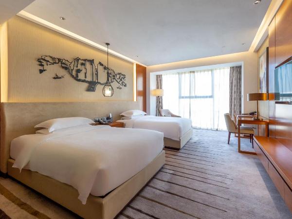 Holiday Inn Nanjing Xuanwu Lake, an IHG Hotel : photo 2 de la chambre standard double room with two double beds and atrium view