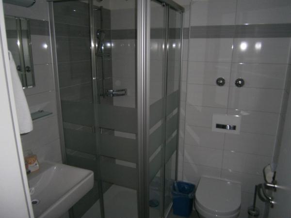 Institut St.Sebastian : photo 2 de la chambre chambre simple avec salle de bains privative