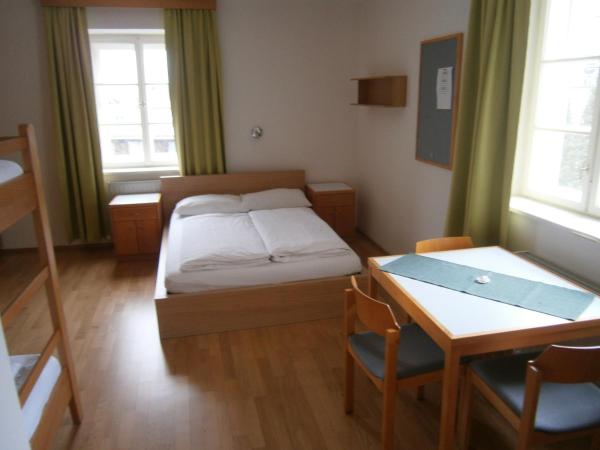 Institut St.Sebastian : photo 3 de la chambre chambre triple avec salle de bains privative