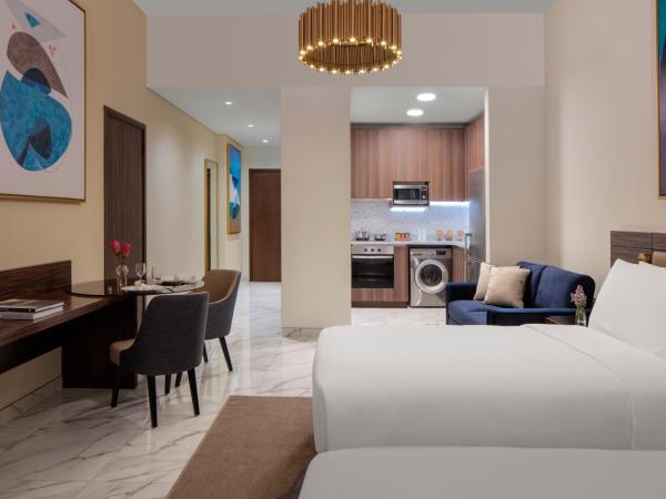 Avani Plus Palm View Dubai Hotel & Suites : photo 1 de la chambre studio - vue sur ville