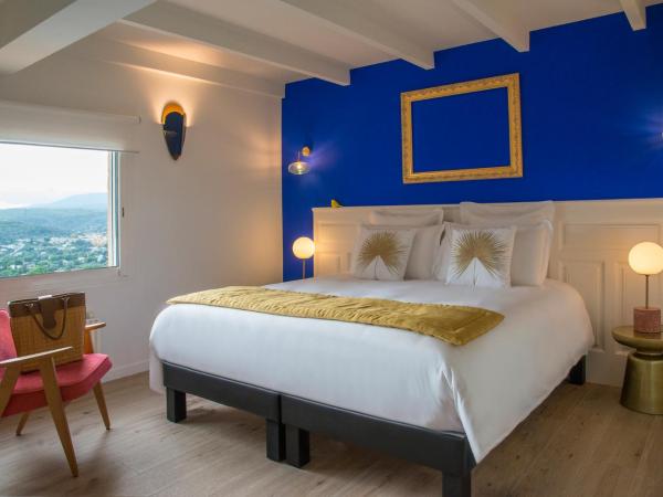 Bastide les 3 Portes : photo 1 de la chambre chambre double ou lits jumeaux supérieure - vue sur montagnes