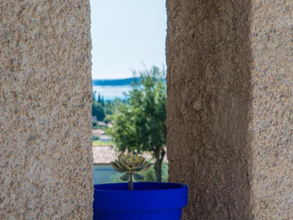 Bastide les 3 Portes : photo 8 de la chambre chambre double ou lits jumeaux supérieure - vue sur montagnes