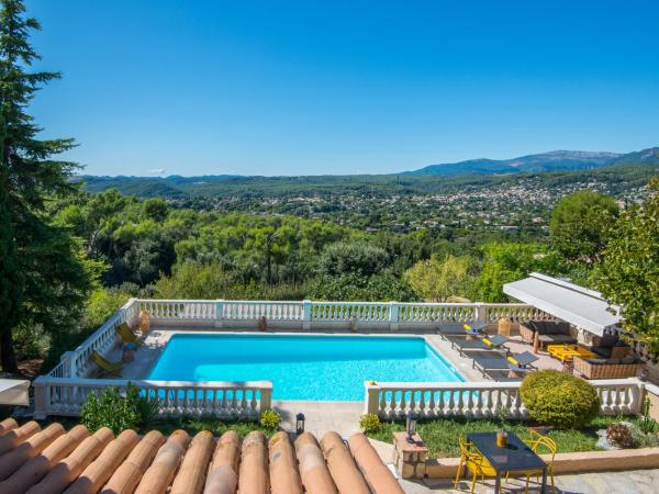 Bastide les 3 Portes : photo 9 de la chambre chambre double ou lits jumeaux supérieure - vue sur montagnes