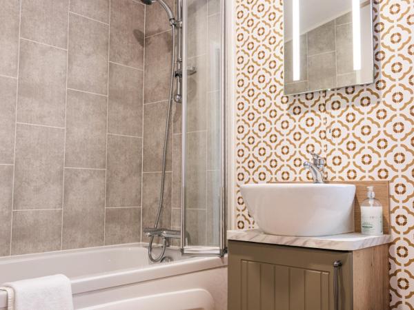 The White Rose Lodge with Hot Tub : photo 2 de la chambre maison 2 chambres