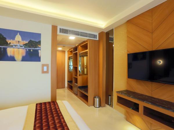 Hotel Omega - Gurgaon Central, Sec 45 : photo 2 de la chambre chambre double affaires avec accès à la salle de sport