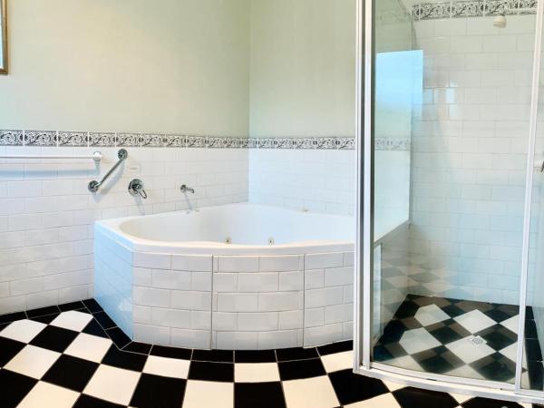 Orana House : photo 2 de la chambre chambre lit queen-size avec baignoire spa