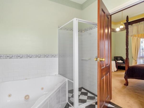 Orana House : photo 4 de la chambre chambre lit queen-size avec baignoire spa