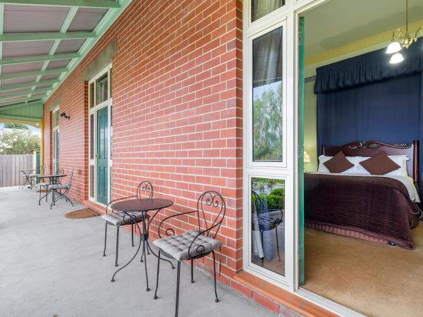 Orana House : photo 2 de la chambre deluxe queen room with mountain view, river view and garden view
