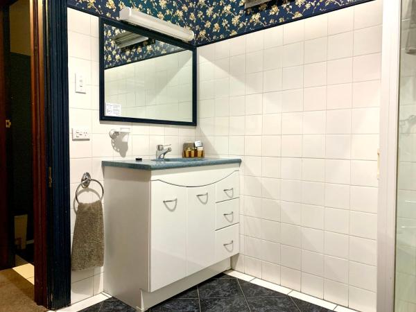 Orana House : photo 2 de la chambre chambre supérieure lit queen-size avec baignoire spa