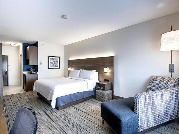 Holiday Inn Express Airport Calgary, an IHG Hotel : photo 1 de la chambre chambre lit king-size standard