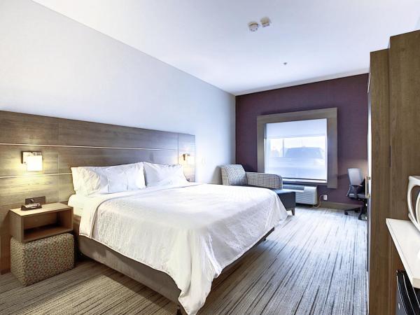 Holiday Inn Express Airport Calgary, an IHG Hotel : photo 1 de la chambre chambre lit king-size pour personnes à mobilité réduite – douche accessible en fauteuil roulant - non-fumeurs