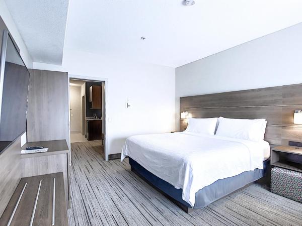 Holiday Inn Express Airport Calgary, an IHG Hotel : photo 1 de la chambre suite lit king-size