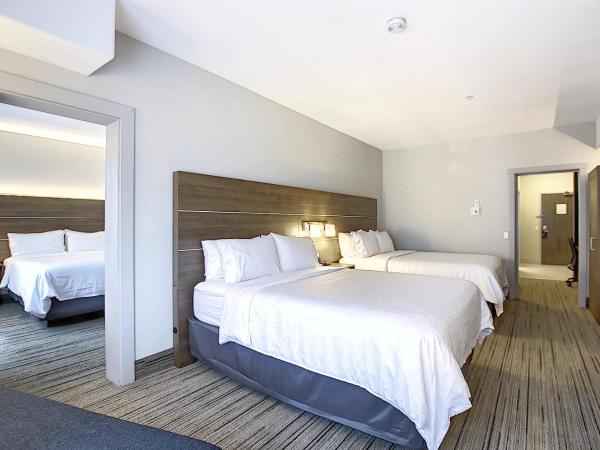 Holiday Inn Express Airport Calgary, an IHG Hotel : photo 2 de la chambre suite 3 chambres lit queen-size - non-fumeurs