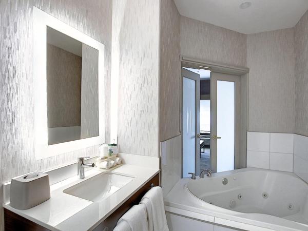 Holiday Inn Express Airport Calgary, an IHG Hotel : photo 1 de la chambre suite lit king-size avec baignoire spa