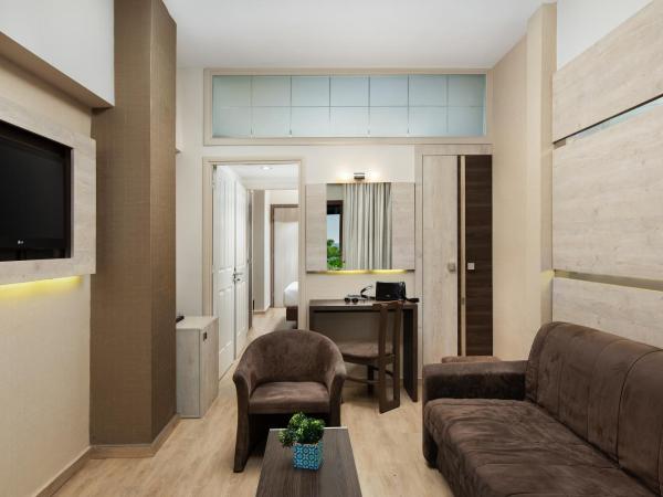 Royal Sun : photo 7 de la chambre suite junior - vue sur piscine