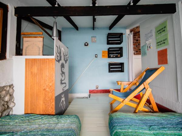 Hostel Mexico DF Airport : photo 2 de la chambre chambre triple basique avec salle de bains commune