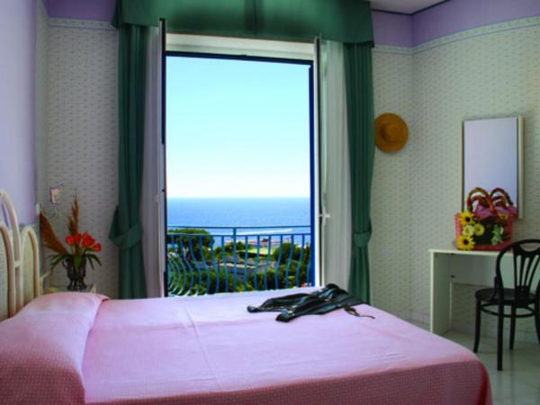 Hotel Loreley : photo 3 de la chambre chambre double ou lits jumeaux - vue sur mer