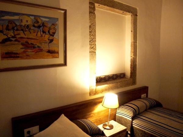 Pensió Bellmirall : photo 4 de la chambre chambre lits jumeaux avec salle de bains privative