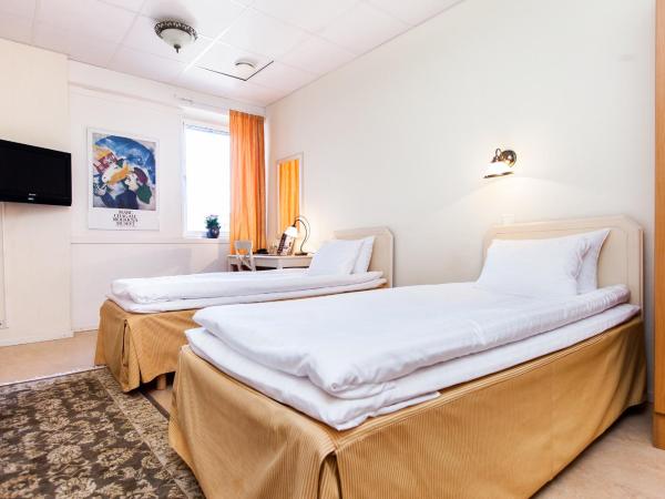 Hotel Expo Stockholm : photo 1 de la chambre chambre lits jumeaux avec salle de bains commune - annexe