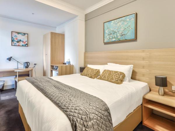 Meridian Hotel Hurstville : photo 2 de la chambre chambre lit king-size avec balcon