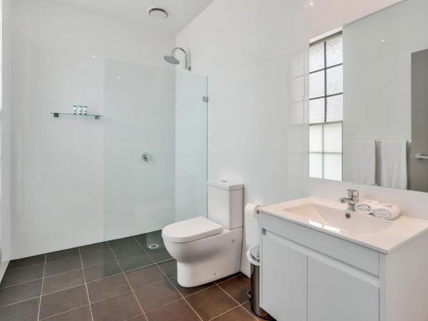 Meridian Hotel Hurstville : photo 4 de la chambre chambre lit queen-size avec balcon