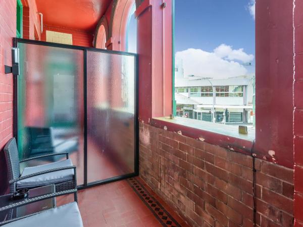 Meridian Hotel Hurstville : photo 1 de la chambre chambre lit queen-size avec balcon