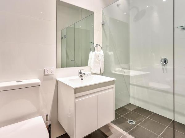 Meridian Hotel Hurstville : photo 3 de la chambre chambre triple avec balcon