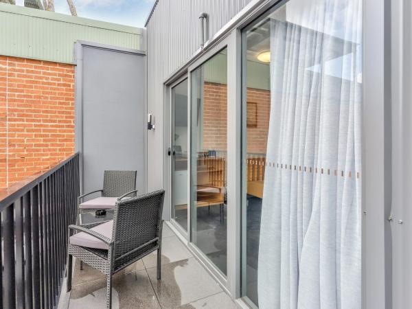 Meridian Hotel Hurstville : photo 6 de la chambre chambre triple avec balcon