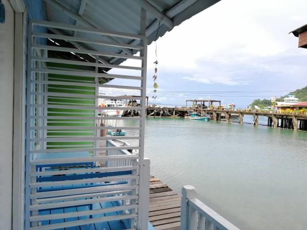 Koh Chang Baanrimtalay : photo 2 de la chambre chambre double avec balcon - vue sur mer