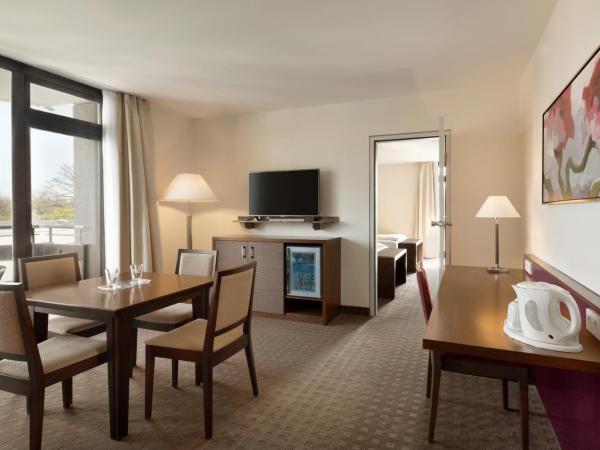 Ramada Nürnberg Parkhotel : photo 2 de la chambre suite lit king-size – non-fumeurs