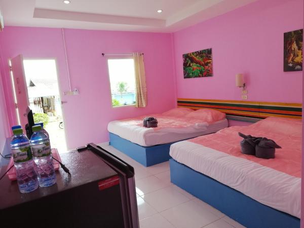 Koh Chang Baanrimtalay : photo 3 de la chambre chambre quadruple avec terrasse