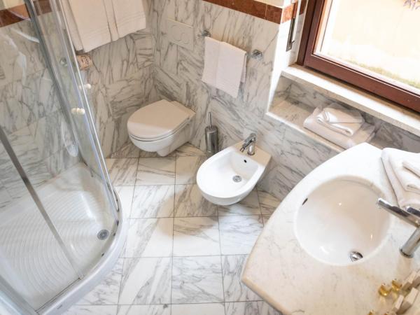 Grand Hotel Duomo : photo 2 de la chambre chambre lit queen-size avec salle de bains commune