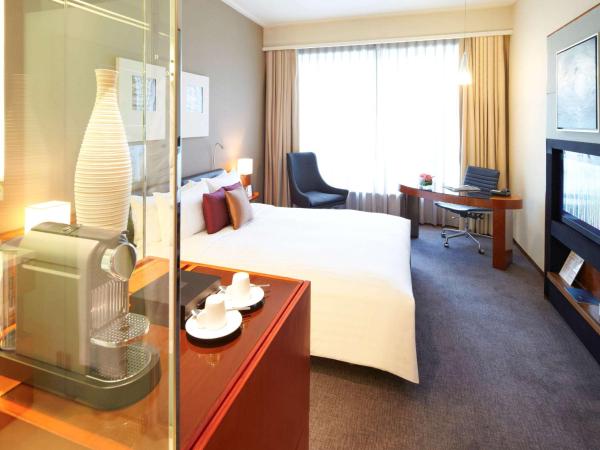 Novotel Citygate Hong Kong : photo 1 de la chambre chambre premier exécutive avec lit queen-size