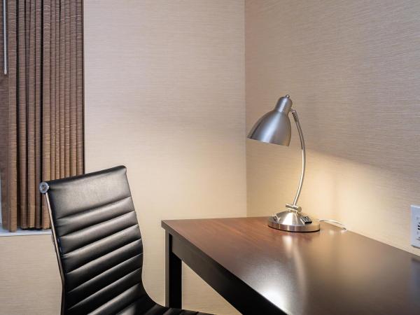 Ramada By Wyndham Niagara Falls near the Falls : photo 5 de la chambre suite lit king-size – non-fumeurs